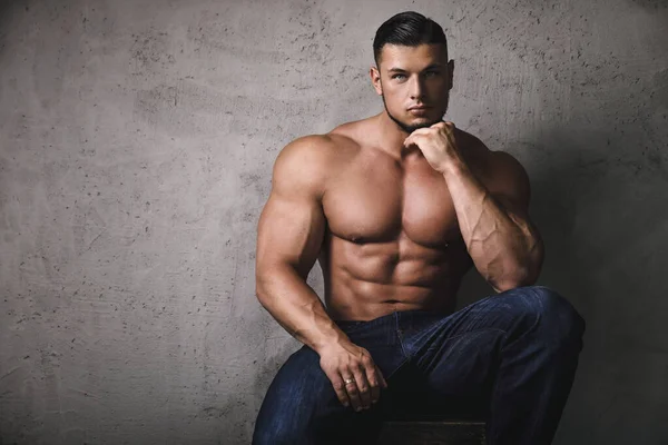 Massive Brutal Bodybuilder Posing Concrete Wall — Stock Photo, Image