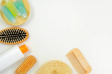 Beyaz arka planda doğal bileşenleri olan kozmetikler. Doğal kozmetik ürünleri. Üst görünüm, alanı kopyala.