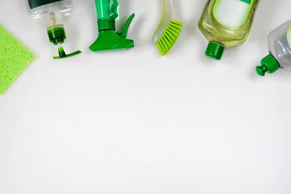 Plastik Şişelerdeki Deterjanlar Temizlik Aksesuarları Beyaz Arka Planda Düz Yeşil — Stok fotoğraf