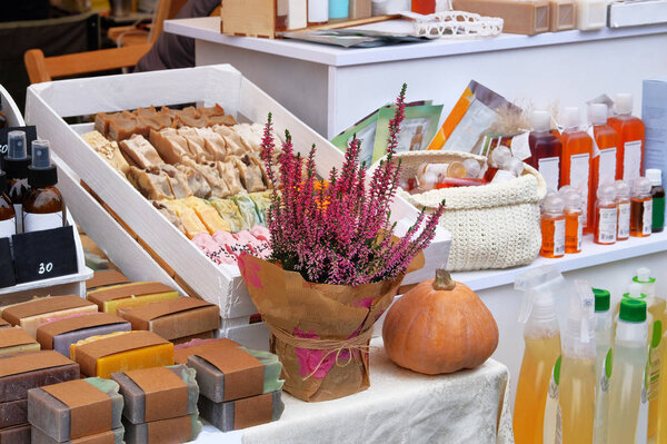 Косметика из натуральных органических ингредиентов, продаваемых на ярмарке. Хань
