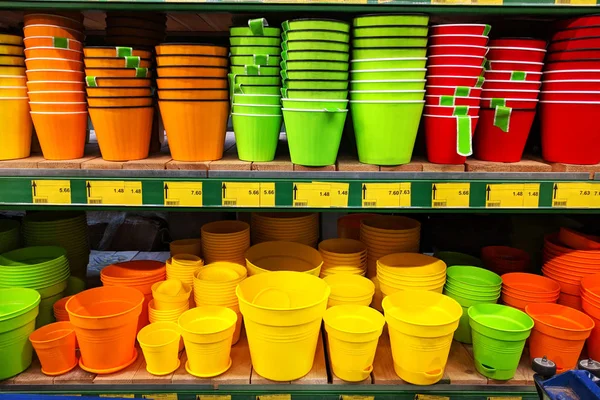 Vasos Flores São Vendidos Loja Fileiras Diferentes Vasos Coloridos Para — Fotografia de Stock