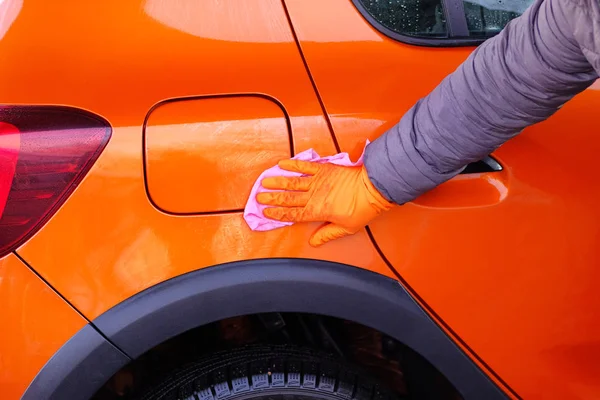 Facet Sprzątaniu Wyciera Pomarańczowy Samochód Różową Szmatą Myjni Mężczyzna Ręka — Zdjęcie stockowe