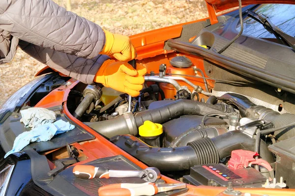 Ruce Řidiče Oranžových Gumových Rukavicích Kontrolují Auto Otevřou Kapotu Auta — Stock fotografie