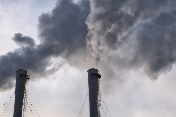 Potrubí Městě Tmavým Kouřem Pozadí Šedé Oblohy Environmentální Problém Znečištění — Stock fotografie