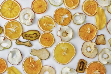 Portakallar, elmalar, beyaz arka planda kivi dilimleri. Sağlıklı vejetaryen sebze yemeği ya da yemek için malzeme. Üst görünüm.