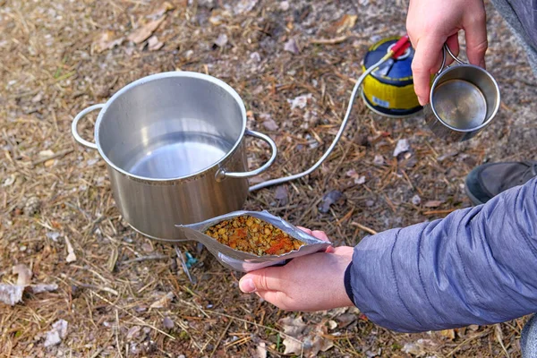 Путешественник Ест Замороженные Сушеные Продукты Время Кемпинга Наслаждайтесь Вкусной Едой — стоковое фото