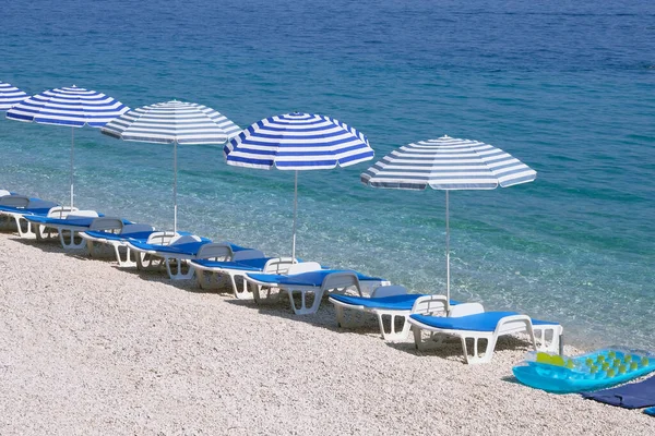 Blue Umbrellas Chaise Relax Sea Resort Favorable Summer Vacations Travel — Stock Photo, Image