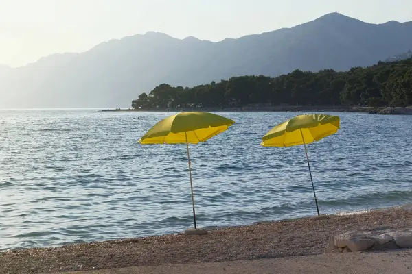 Желтые Зонтики Отдыха Комфорта Идиллическом Морском Пляже Счастливого Летнего Отдыха — стоковое фото