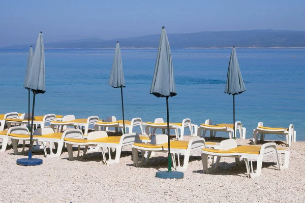 Sombrillas Azules Tumbonas Para Relajarse Confort Playa Mar Felices Vacaciones —  Fotos de Stock