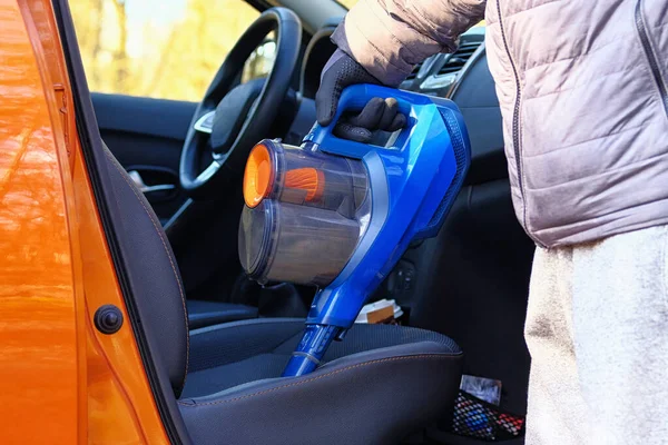 Odkurzacz Rękach Kierowcy Czyszczenie Wnętrza Samochodu Niebieskim Odkurzaczem Tekstylne Fotele — Zdjęcie stockowe