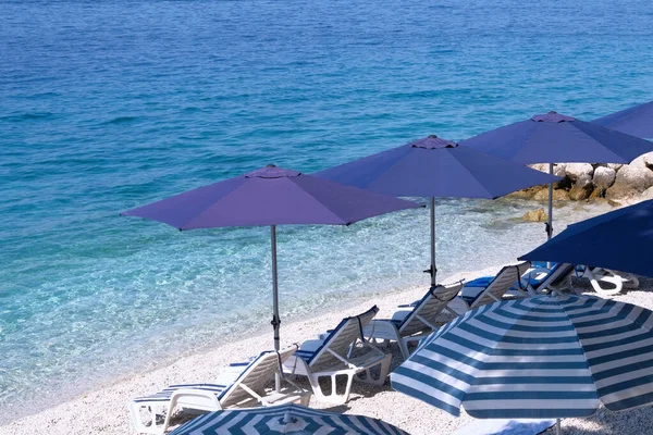Blaue Sonnenschirme Und Liegestühle Zum Entspannen Seebad Sommerurlaub Und Reisen — Stockfoto