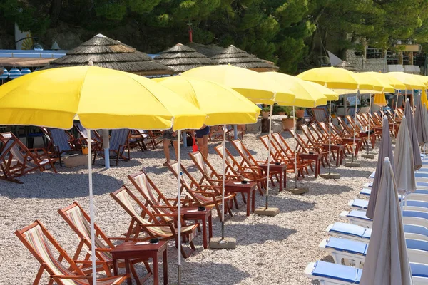 Yellow Beach Umbrellas Chaise Relax Comfort Sea Coast Sunny Day — Stock Photo, Image