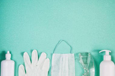 Coronavirus önleme. Üst düzey tıbbi maske, el dezenfektanı jeli, eldivenler ve el hijyenik korona virüsü koruması için gözlük. Boşluğu kopyala.