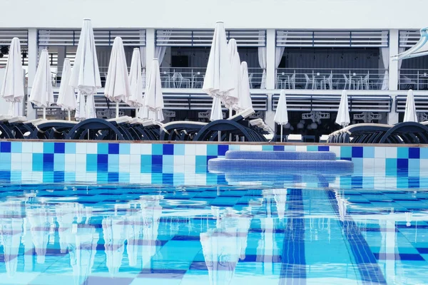 Sommerschwimmbecken Mit Liegestühlen Und Sonnenschirmen Luxusresort Aktivität Und Entspannung Urlaub — Stockfoto