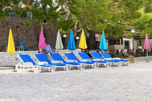 Plážové Slunečníky Lehátka Pro Relaxaci Pohodlí Mořské Pláži Šťastné Letní — Stock fotografie