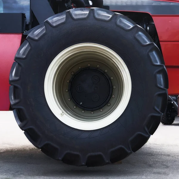 Rueda Negra Del Tractor Cerca Agronomía Agricultura Concepto Cría —  Fotos de Stock