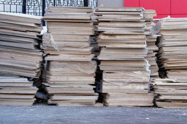 İnşaat alanında bir sürü çöp var. İnşaat çöpleriyle ekolojik kirlilik. Enkazın kaldırılması. Çöp yığını.