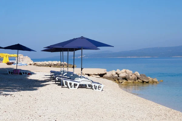 Sombrillas Playa Azules Chaise Para Relajarse Comodidad Complejo Turístico Mar —  Fotos de Stock