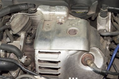 Motor bölmesindeki arabanın egzoz manifoldunun ince termal koruması.