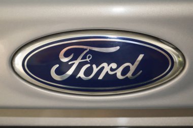 Donetsk, Ukrayna-2019. Gri arkaplanda mavi oval Ford logosu