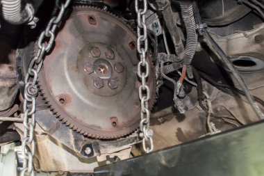 Şanzımanı kaldırılmış bir arabanın motor bölümünün alt görüntüsü