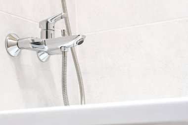 Banyo musluğu. Modern bir tuvaletin içinde.