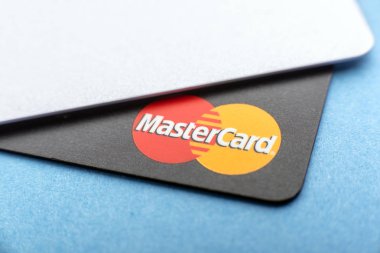 yakın çekim ana kartı, ödeme sistemi logosu, dünya çapında bağlantısız ödemeler, mallar için online ödeme