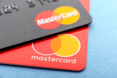 yakın çekim kartlar, ödeme sisteminin logosu, dünya çapında bağlantısız ödemeler, internetteki mallar için ödeme