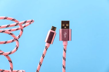 Mavi arkaplandaki USB mikro kablolar. PC ve mobil cihazlar için bağlantı ve soketler. Bilgisayar çevresel bağlantı ya da akıllı telefon şarj arzı