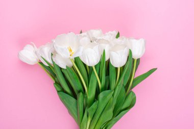 Pembe arka planda bir buket bahar lalesi. tebrik kartı, doğal arka plan.