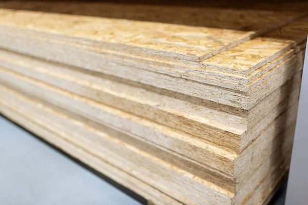 在木材业中堆积如山的刨花板 一堆堆胶合板 芯片制造车间 建造框架房屋用的木材 — 图库照片