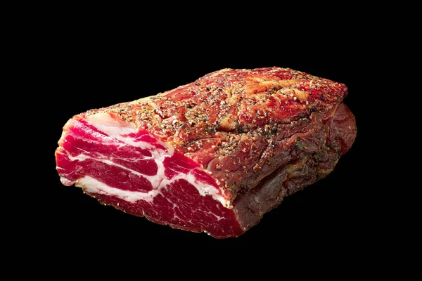 肉干的 一块自制的干猪肉 底色是黑色的 有香料 — 图库照片