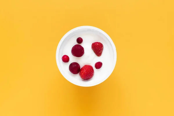 Joghurt Mit Frischen Beeren Kirschen Erdbeeren Und Preiselbeeren Zum Frühstück — Stockfoto