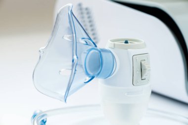 Nebulizör yakın çekim. Ciğerlerdeki yapay havalandırma için bir cihaz. Akciğerlerin ve solunum sisteminin viral hastalıklarının tedavisi