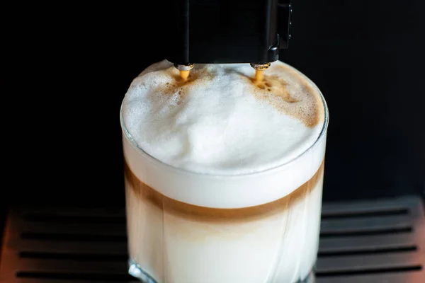 Membuat Cappuccino Atau Latte Mesin Kopi Rumah Close — Stok Foto