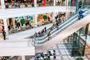Coronavirüs salgını sırasında süpermarket. Bir alışveriş merkezinde çok sayıda insan, kendini izole etme kavramı.