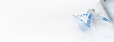 Oksijen maskesi yakın plan, viral hastalıklar sırasında akciğer koruması. Salgın sırasında sağlık konsepti. Yazı için yeri olan düz uzanma