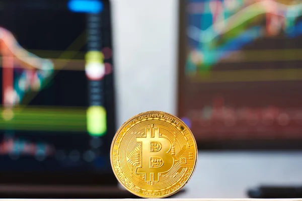 Bitcoin Auf Dem Hintergrund Von Monitoren Mit Kryptowährungsdiagrammen Neues Technologie — Stockfoto