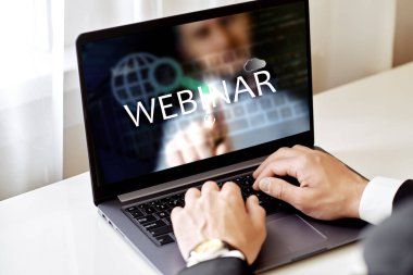 Giyinme konsepti, internet eğitimi. Adam bir dizüstü bilgisayarla çalışıyor, Webinar yazısıyla.