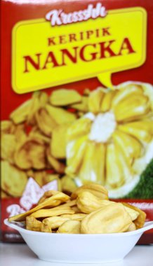 Depok, Endonezya - 29 Ekim 2019: Jackfruit cipsleri. Malang, Doğu Java 'dan özel bir yiyecek. Editör İllüstrasyon.