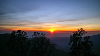 Mount Bromo Doğu Java, Endonezya üzerinde gündoğumu.