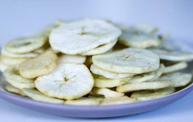 Beyaz arka plan üzerinde elma cips. 