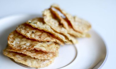Keripik tempo ya da geleneksel tempeh cips. Popüler Endonezya atıştırmalığı.