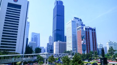 Jakarta, Endonezya - 7 Kasım 2019: Jalan Sudirman 'da öğleden sonra Cityscape of Jakarta. 