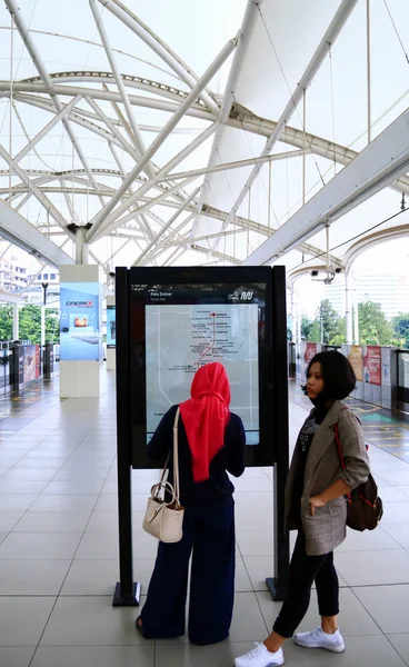印度尼西亚雅加达 2019年11月11日 列车乘客阅读Blok Mrt车站的系统地图 — 图库照片
