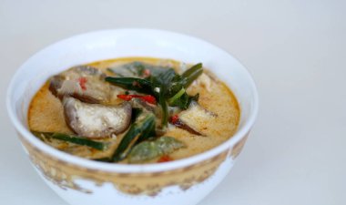 Sayur lodeh ya da beyaz arka planda körili sebze. Lahana, uzun fasulye ve patlıcandan oluşan geleneksel Endonezya yemeği,.