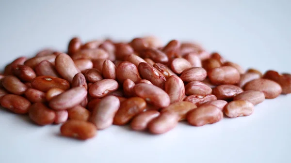 白い背景に赤い腎臓豆 — ストック写真