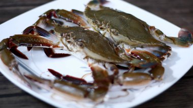 Ahşap arka planda deniz yengeci. Pişirilmeye hazır.