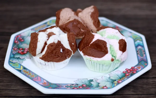 Indonesischen Gedämpften Biskuitkuchen Oder Bolu Kukus Auf Holz Hintergrund — Stockfoto