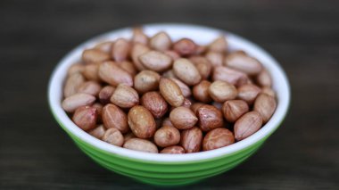 Ahşap arka planda yer fıstığı veya yer fıstığı.